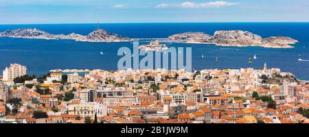 Antenne mit Panoramablick auf Marseille Skyline, Inseln und Hafen, Marseille, die zweitgrösste Stadt von Frankreich Stockfoto