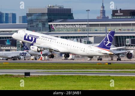 Warschau, Polen - 29. Mai 2019: Viele Polskie Linie Lotnicze Embraer 195 Flugzeug am Flughafen Warschau (WAW) in Polen. Stockfoto