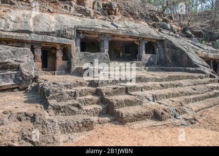 Panhale Kaji oder Panhalakaji Caves, District- Sindhudurg, Maharashtra, Indien: Generalansicht der Höhle Nr. 20 und 21. Stockfoto