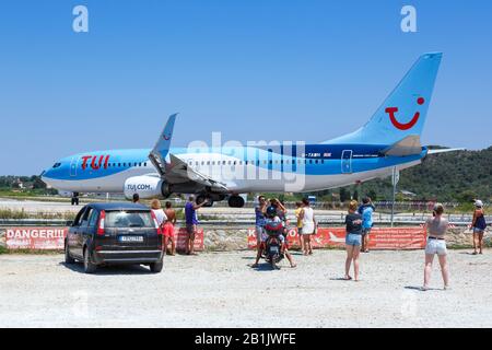 Skiathos, Griechenland - 29. Juli 2019: Flugzeug TUI Boeing 737-800 am Flughafen Skiathos (JSI) in Griechenland. Boeing ist ein US-amerikanischer Flugzeughersteller headqua Stockfoto