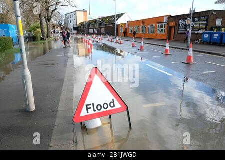 Worcester, Worcestershire, Großbritannien - Mittwoch, 26. Februar 2020 - Überschwemmungen und Straßensperrungen entlang des Stadtgebietes New Road. Der Fluss Severn steigt im Gebiet von Worcester weiter an. Foto Steven May / Alamy Live News Stockfoto