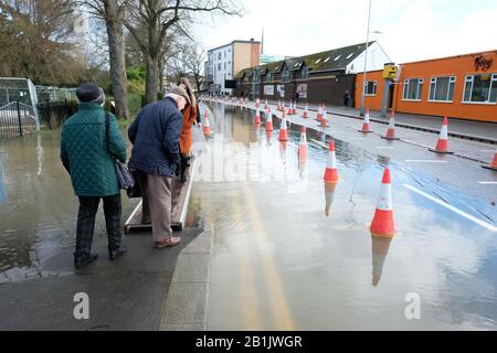 Worcester, Worcestershire, Großbritannien - Mittwoch, 26. Februar 2020 - Fußgänger laufen auf vorübergehender Beplankung, um das Hochwasser im Gebiet der New Road der Stadt zu überqueren. Der Fluss Severn steigt im Gebiet von Worcester weiter an. Foto Steven May / Alamy Live News Stockfoto