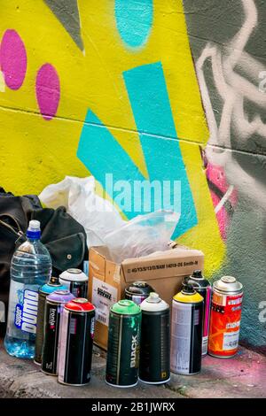 Nahaufnahme von Sprühdosen zum Anstreichen von Graffiti in der Hosier Street, Melbourne Lanes, Melbourne, Victoria, Australien Stockfoto