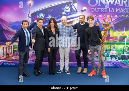 ROM, Italien - 25. Februar 2020: Photokall des Animationsfilms "Weiter - Jenseits der Magie" mit dem Filmemacher Dan Scanlon und den italienischen Stimmen Sabrina Ferilli, Fabio Volo, Favij, Raul Cremona, David Parzo, in La Lanterna Rom. Stockfoto
