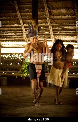 Indischer, indigener Tanz, Dessano Tribe, Tupé-Gemeinschaft, Manaus, Amazônia, Amazonas, Brasilien Stockfoto