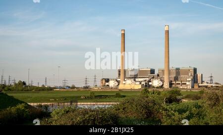 Tilbury Power Stations. Die stillgelegten Kohlekraftwerke mit Pylonen hinter der Energiezufuhr in das britische National Grid Electricity Network. Stockfoto