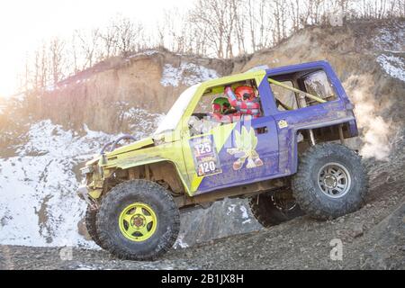 Jeep Suzuki Jimny überwindet Hindernisse in den Wald Stockfoto