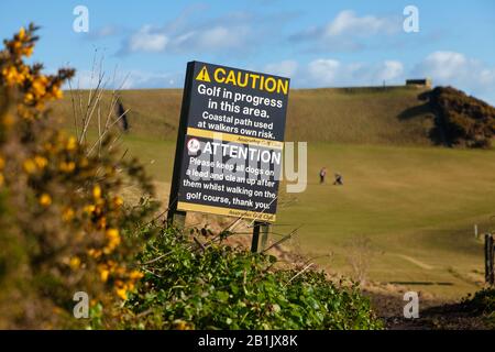 Warnschild, wenn der Fife Coastal Path durch Anstruther Golf Club Course, Fife, Schottland, Großbritannien führt Stockfoto