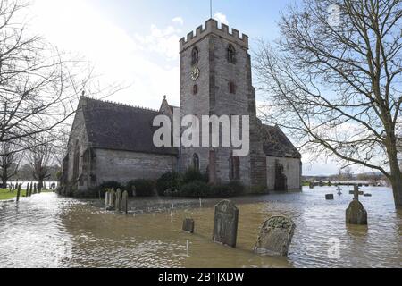 Severn Stoke, Worcestershire, Großbritannien. Februar 2020. Der kleine Weiler Severn Stoke in Worcestershire wurde von Überschwemmungen umgeben, nachdem der Fluss Severn seine Ufer platzte. Die St. Denys' Kirche ist vollständig von Überschwemmungen umgeben und der Friedhof wurde mit Grabsteinen überschwemmt, die über dem Wasserspiegel ragen. Der Fluss Severn wird voraussichtlich bis zum späten Mittwochabend steigen. Quelle: Stop Press Media/Alamy Live News Stockfoto