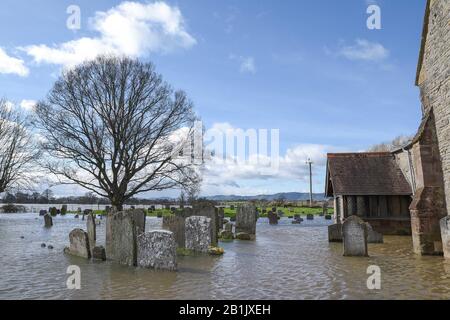 Severn Stoke, Worcestershire, Großbritannien. Februar 2020. Der kleine Weiler Severn Stoke in Worcestershire wurde von Überschwemmungen umgeben, nachdem der Fluss Severn seine Ufer platzte. Die St. Denys' Kirche ist vollständig von Überschwemmungen umgeben und der Friedhof wurde mit Grabsteinen überschwemmt, die über dem Wasserspiegel ragen. Der Fluss Severn wird voraussichtlich bis zum späten Mittwochabend steigen. Quelle: Stop Press Media/Alamy Live News Stockfoto