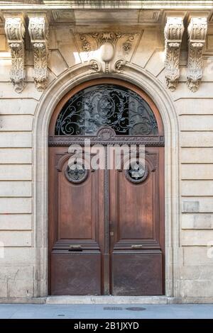 Bordeaux in Frankreich, eine Holztür Stockfoto