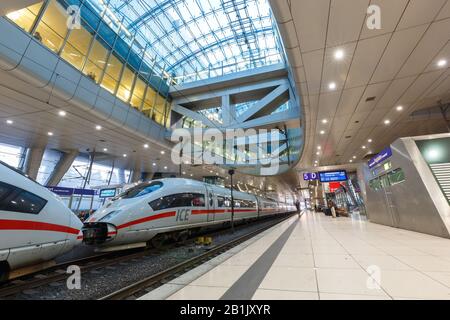 Frankfurt, Deutschland - 30. Januar 2018: ICE-Bahn am Frankfurter Flughafenbahnhof (FRA) in Deutschland. Stockfoto