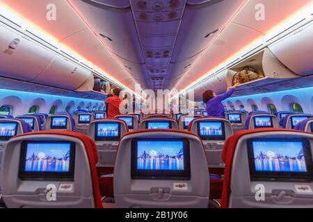 Frankfurt, Deutschland - 20. November 2019: Kabine der LATAM Economy Class in einer Boeing 787-9 Dreamliner-Maschine am Frankfurter Flughafen (FRA) in Deutschland. Stockfoto