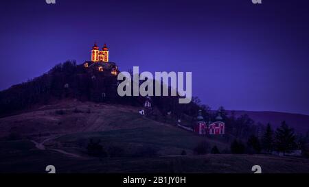 Der Kalvarienberg in Banska Stiavnica nachts, Slowakei Stockfoto