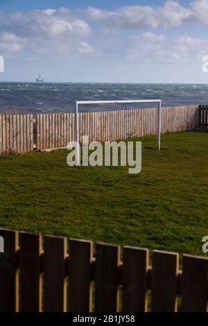 Eingezäunt im Fußballplatz für Kinder neben der Küste in West Wemyss, Fife, Schottland. Stockfoto