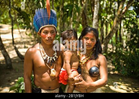 Indigene Familie, Dessano Tribe, Tupé-Gemeinschaft, Manaus, Amazônia, Amazonas, Brasilien Stockfoto