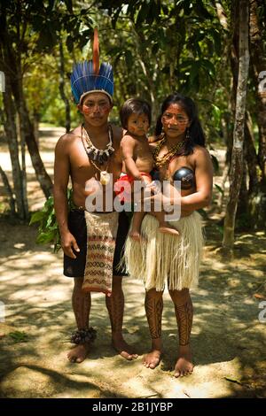 Indigene Familie, Dessano Tribe, Tupé-Gemeinschaft, Manaus, Amazônia, Amazonas, Brasilien Stockfoto