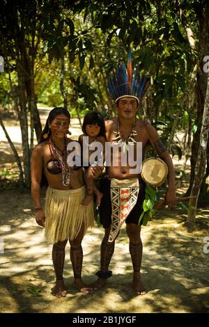 Indigene Familie, Dessano Tribe, Tupé-Gemeinschaft, Manaus, Amazônia, Amazonas, Brasilien Stockfoto