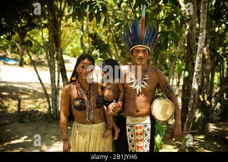 Indigene Familie, Dessano Tribe, Tupé-Gemeinschaft, Manaus, Amazônia, Amazonas, Brasilien Stockfoto