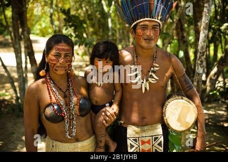 Indigene Familie, Dessano Tribe, Tupé-Gemeinschaft, Manaus, Amazônia, Amazonas, Brasilien Stockfoto