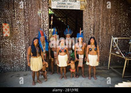 Indische, indigene Familie, Dessano Tribe, Tupé Community, Manaus, Amazônia, Amazonas, Brasilien Stockfoto