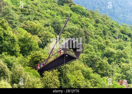 Meran, Südtirol, Italien - 4. Juli 2016. Il Binocolo Aussichtsplattform in den Gärten des Schlosses Trauttmansdorff-Meran, Italien. Blick mit Menschen in Stockfoto