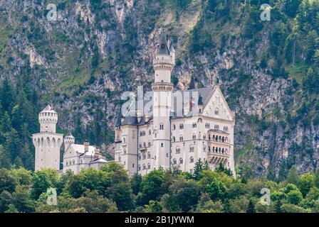 Füssen, Deutschland - 29. Juni 2016. Außenansicht des Schlosses Neuschwanstein im Dorf Hohenschwangau bei Füssen, mit Bergen im Hintergrund. Stockfoto