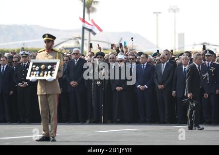 Kairo, Ägypten. Februar 2020. (L-R) Der Ehemalige ägyptische Premierminister Ahmed Nazif, Papst Tawadros II. Von Alexandria, Ahmad al-Tayyeb, Großimam von al-Azhar, der ägyptische Premierminister Mostafa Kamal Madbouly, Der Sprecher des ägyptischen Repräsentantenhauses Ali Abdel Aal und der ehemalige amtierende Präsident Ägyptens Adly Mansour nehmen an der Militärbestattung des ehemaligen ägyptischen Präsidenten Husni Mubarak in der El-Mosheer Tantawy Moschee Teil. Mubarak, der drei Jahrzehnte Ägypten regierte, starb am Dienstag in einem Krankenhaus in Kairo im Alter von 91 Jahren. Credit: Gehad Hammy / dpa / Alamy Live News Stockfoto