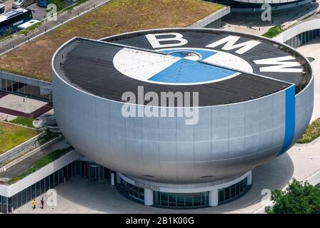 München, Deutschland – 1. Juli 2016. Luftaufnahme des BMW Museums in München, mit Menschen. Stockfoto