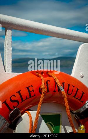 Schwimmweste mit der Isle of Mull, Schottland im Hintergrund Stockfoto