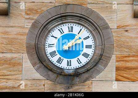 Füssen, Deutschland - 29. Juni 2016. Turmuhr von Schloss Neuschwanstein im Dorf Hohenschwangau bei Füssen. Stockfoto