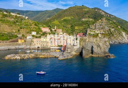 Der Hafen von Vernazza, eine der fünf Städte der Cinque Terre, Ligurien Stockfoto