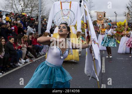 Ovar, Portugal. Februar 2020. Tänzerinnen und Tänzerinnen treten während des Karnevals auf.Karnevalsumzug in Ovar ist einer der bekanntesten Karnevale in Portugal, mit mehreren Folios und Samba-Gruppen. Kredit: Rita França/SOPA Images/ZUMA Wire/Alamy Live News Stockfoto