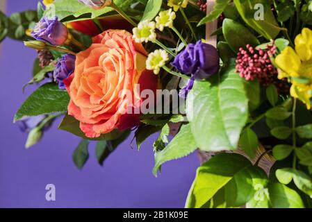 Ein Blumenstrauß mit verschiedenen lebendigen Blumen Stockfoto
