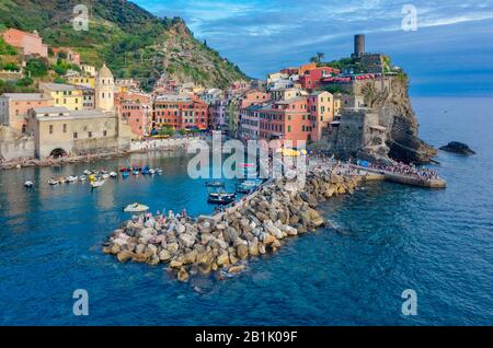 Der Hafen von Vernazza, eine der fünf Städte der Cinque Terre, Ligurien Stockfoto