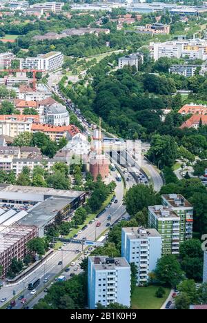 München, Deutschland - 1. Juli 2016. Luftbild über die Straße Petuelring in München, mit Wohn- und Geschäftshäusern und Stadtverkehr, im Sommer. Stockfoto