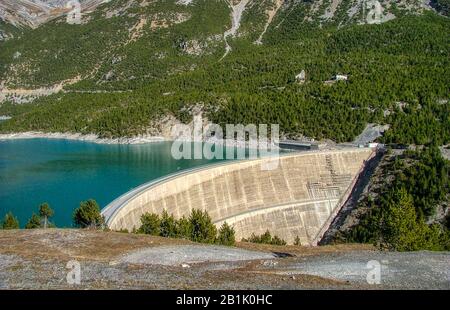 Der Staudamm des Lake Cancano befindet sich im Fraele-Tal im Nationalpark Stilfser Joch Stockfoto