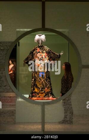 London, Großbritannien. Februar 2020. Kimono: Kyoto zum Laufsteg - eine neue Ausstellung in der V&A erforscht ein Symbol Japans. Der Kimono wird oft als traditionell, zeitlos und unveränderlich empfunden, aber diese Ausstellung präsentiert das Kleidungsstück als dynamische und sich ständig entwickelnde Ikone der Mode. Es enthält zum ersten Mal in Großbritannien seltene Kimono aus dem 17. Und 18. Jahrhundert, die an zeitgenössische Beispiele ansetzen werden. Sie läuft vom 29. Februar bis 21. Juni 2020. Credit: Guy Bell/Alamy Live News Stockfoto