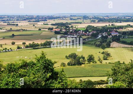 Burgundtal, mit der Wasserstraße La Vandenesse, von der Stadt Chateauneuf en Auxois aus gesehen Stockfoto