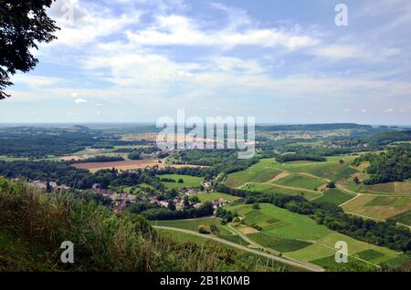 Von Chateau Chalon aus gesehen auf der Ebene im französischen Jura-Departement Stockfoto