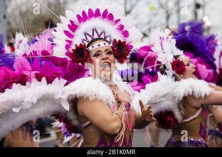 25. Februar 2020, Ovar, Portugal: Tänzerinnen treten während des Karnevals auf. Der Karnevalszug in Ovar ist einer der bekanntesten Karnevalsfeiern in Portugal mit mehreren Folios und Samba-Gruppen. (Kreditbild: © Rita FranÃ§A/SOPA-Bilder über ZUMA Wire) Stockfoto