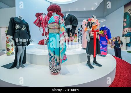 London, Großbritannien. Februar 2020. Kimono: Kyoto zum Laufsteg - eine neue Ausstellung in der V&A erforscht ein Symbol Japans. Der Kimono wird oft als traditionell, zeitlos und unveränderlich empfunden, aber diese Ausstellung präsentiert das Kleidungsstück als dynamische und sich ständig entwickelnde Ikone der Mode. Es enthält zum ersten Mal in Großbritannien seltene Kimono aus dem 17. Und 18. Jahrhundert, die an zeitgenössische Beispiele ansetzen werden. Sie läuft vom 29. Februar bis 21. Juni 2020. Credit: Guy Bell/Alamy Live News Stockfoto