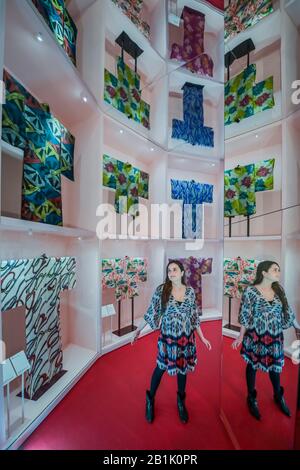 London, Großbritannien. Februar 2020. Kimono: Kyoto zum Laufsteg - eine neue Ausstellung in der V&A erforscht ein Symbol Japans. Der Kimono wird oft als traditionell, zeitlos und unveränderlich empfunden, aber diese Ausstellung präsentiert das Kleidungsstück als dynamische und sich ständig entwickelnde Ikone der Mode. Es enthält zum ersten Mal in Großbritannien seltene Kimono aus dem 17. Und 18. Jahrhundert, die an zeitgenössische Beispiele ansetzen werden. Sie läuft vom 29. Februar bis 21. Juni 2020. Credit: Guy Bell/Alamy Live News Stockfoto