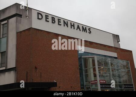 Debenhams Guildford, Surrey, Großbritannien - Draußen an einem regnerischen Tag im Februar 2020 Stockfoto