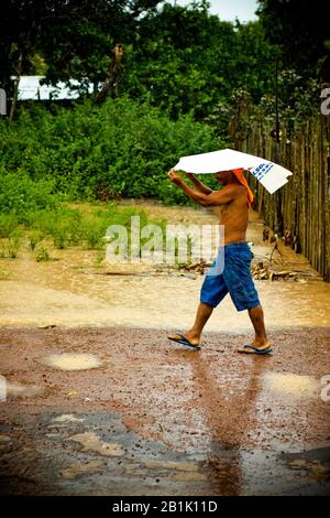 Mann, Der Im Regen Spazieren geht, Novo Airão, Amazonas, Brasilien Stockfoto