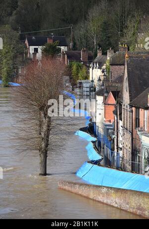 Temporäre Hochwasserschutzbarrieren, die vom Fluss Severn in Richtung Wharfage in Ironbridge, Shropshire, verlegt wurden. Die Polizei hat den Menschen geraten, ihre Häuser zu verlassen, nachdem die Absperrungen näher an Immobilien gerückt sind. Stockfoto