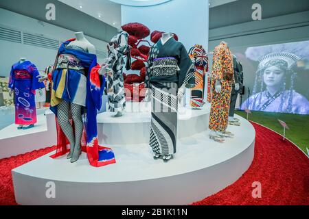 London, Großbritannien. Februar 2020. Kimono: Kyoto zum Laufsteg - eine neue Ausstellung in der V&A erforscht ein Symbol Japans. Der Kimono wird oft als traditionell, zeitlos und unveränderlich empfunden, aber diese Ausstellung präsentiert das Kleidungsstück als dynamische und sich ständig entwickelnde Ikone der Mode. Es enthält zum ersten Mal in Großbritannien seltene Kimono aus dem 17. Und 18. Jahrhundert, die an zeitgenössische Beispiele ansetzen werden. Sie läuft vom 29. Februar bis 21. Juni 2020. Credit: Guy Bell/Alamy Live News Stockfoto