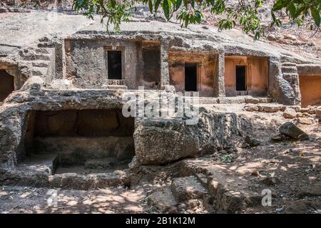 Panhale Kaji oder Panhalakaji Caves, District- Sindhudurg, Maharashtra, Indien: Generalansicht der Höhle Nr. 6 bis 9. Stockfoto