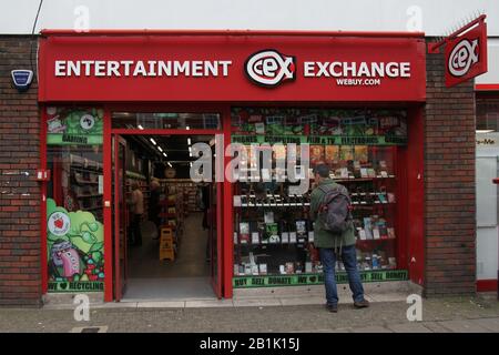 Epsom, Surrey, UK - CEX Entertainment Exchange Shop Front, webuy.com, Shopping tagsüber mit Fußgänger Blick im Fenster, 2020 Stockfoto