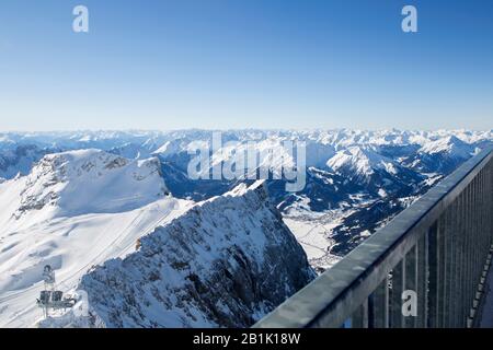 Aussicht von der Zugspitze, Bayern, Deutschland, im Winter Stockfoto